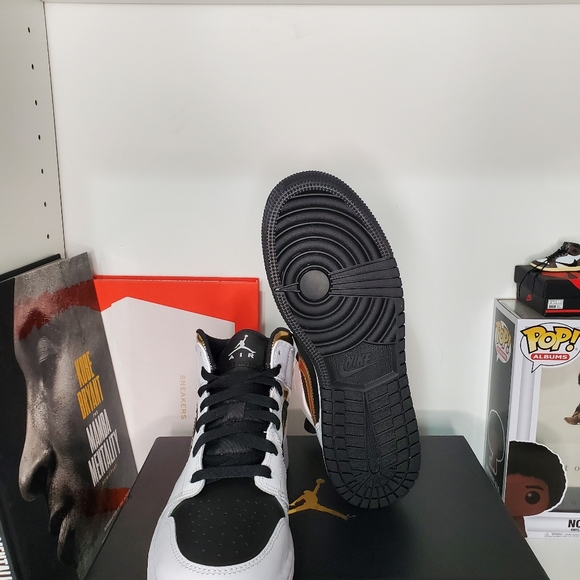 Jordan 1 Mid - Picture 3 of 3